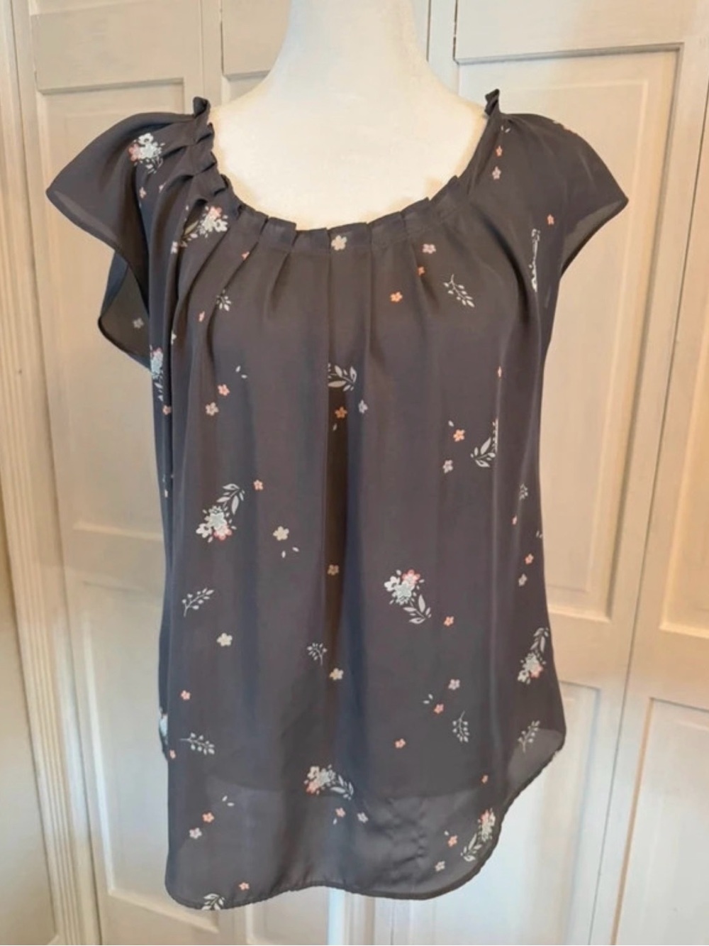 LC Lauren Conrad Charcoal Floral Cap-Sleeve Blouse